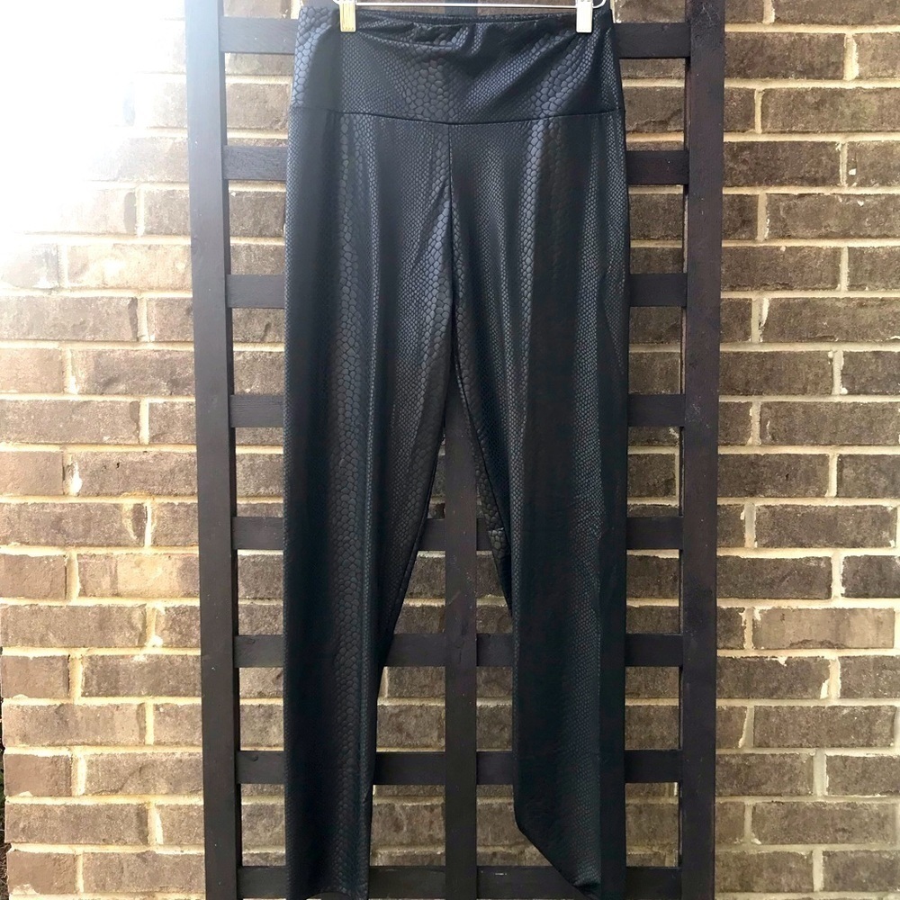 NWT Snakeskin Print Shiny Highwaisted Leggings